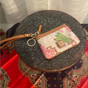 NWOT 💯 Dooney Clutch